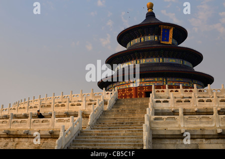 Tourist im Saal des Gebets für gute Ernten am Tempel der Himmel Park Peking bei Sonnenuntergang Peoples Republic Of China Stockfoto