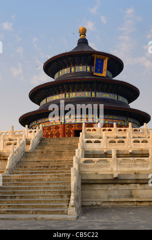 Schritte zur Halle des Gebets für gute Ernten im Tempel des Himmels Park bei Sonnenuntergang in Peking Volksrepublik China Stockfoto