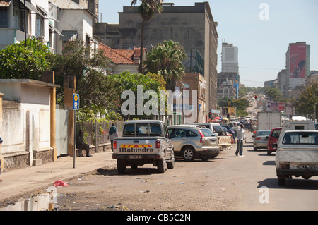 Afrika, Mosambik Maputo. Typische Straßenszene in der Innenstadt von Maputo. Stockfoto