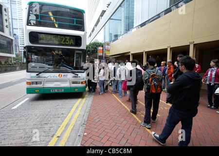chinesische Leute Schlange stehen an einer Bushaltestelle in die Innenstadt von Admiralität Bezirk Hong Kong Insel Sonderverwaltungsregion Hongkong china Stockfoto