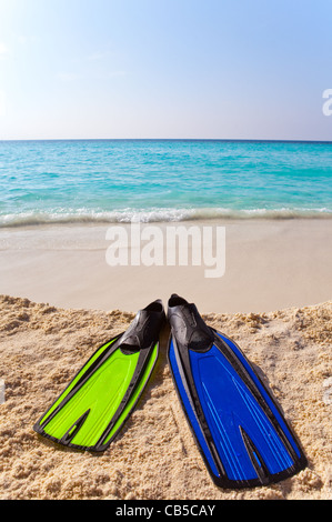 verschiedenen Farben Flossen auf Sand am Meer-Rand Stockfoto