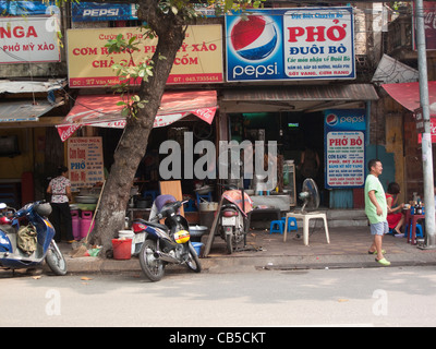 Bürgersteig Pho Nudel Suppe Restaurant und Street Szene in Hanoi, Vietnam Stockfoto