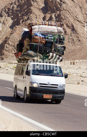 überladenen Kleinbus auf dem Weg von Nuweiba nach Kairo, Sinai-Halbinsel, Ägypten Stockfoto