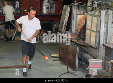 Ein Handwerker in einer Murano-Fabrik arbeitet auf die Produktion von ein Stück dekorativen Glas Stockfoto