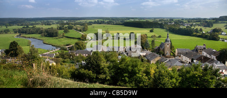 Panorama-Landschaft des Flusses Semois zeigt und das Dorf Chassepierre in den belgischen Ardennen, Belgien Stockfoto