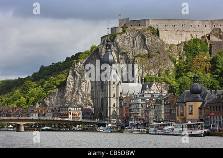 Die Zitadelle und die Stiftskirche Notre-Dame entlang der Maas bei Dinant, Belgien Stockfoto