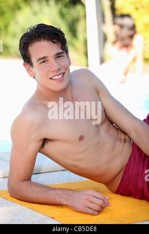 Teenager am Strand liegen Stockfoto