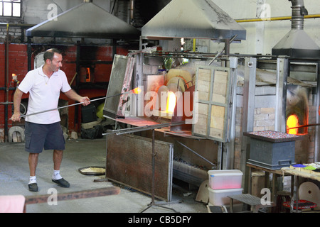 Ein Handwerker in einer Murano-Fabrik arbeitet auf die Produktion von ein Stück dekorativen Glas Stockfoto