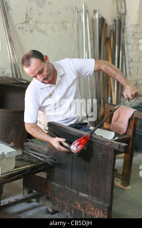 Ein Handwerker in einer Murano-Fabrik arbeitet auf die Produktion von ein Stück dekorativen Glas Stockfoto