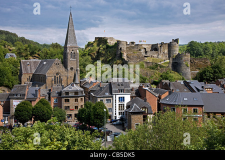 Mittelalterliche Burg und die Kirche von La Roche-En-Ardenne, Ardennen, Belgien Stockfoto