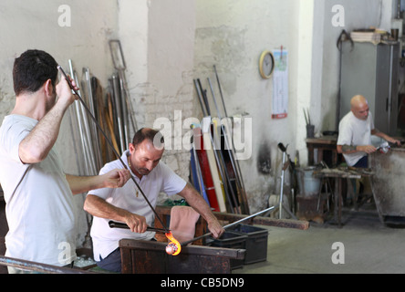 Ein Handwerker in einer Murano-Fabrik arbeitet auf die Produktion von ein Stück dekorativen Glas Stockfoto