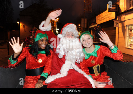 Santa Claus und seine Helfer Uk Stockfoto