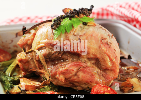 Schweinebraten Sie mit Kümmel und Gemüse in einer Backform Stockfoto