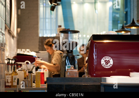 Personal (Baristas) an der Costa Coffee, UK Stockfoto