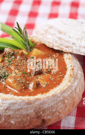 Rindfleisch und Kartoffel Suppe serviert in einer Brotschale Stockfoto