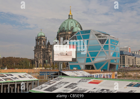 Open-Air-Ausstellung, Freiheit und Einheit Denkmal Schlossplatz Berlin Deutschland Europa Stockfoto