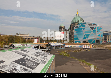Open-Air-Ausstellung, Freiheit und Einheit Denkmal Schlossplatz Berlin Deutschland Europa Stockfoto