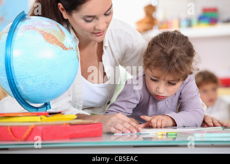 Lehrer mit den Schülern in der Klasse Stockfoto