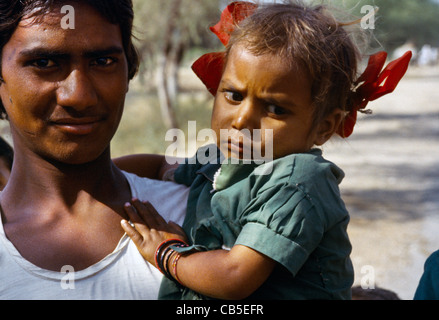 Rajasthan Indien Vater Holding Tochter Babymädchen mit Schleife im Haar Stockfoto