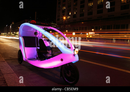 Umweltfreundliche Biketaxi (Zyklus-Fahrrad, Velo-Taxi) wartet auf Kunden in Berlin Stockfoto