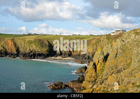 Dunkle Wolken sammeln über Housel Bay auf der Lizard Halbinsel in Cornwall, Großbritannien Stockfoto