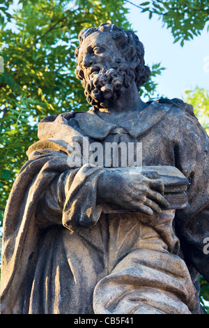 Die Statue des St. Jude Thaddeus auf der Karlsbrücke (Prag, Tschechische Republik). modelliert von Jan Oldřich Mayer, 1708. Stockfoto