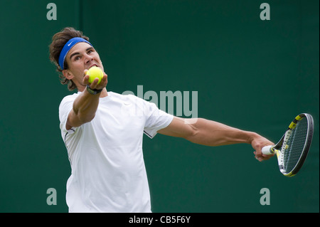 18.06.2011. Rafael Nadal ESP (1) üben mit Mikhail Youzhny RUS (18) auf Court 6. Wimbledon Tennis-Meisterschaften. Stockfoto