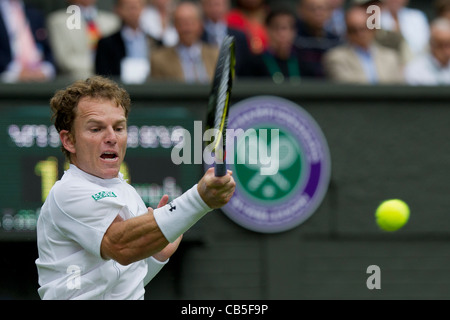 20.06.2011.Rafael Nadal ESP (1) V Michael Russell (USA). Michael in Aktion. Das Tennisturnier von Wimbledon. Stockfoto