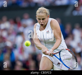 20.06.2011. Francesca Schiavone V Jelena Dokic. Jelena in Aktion. Das Tennisturnier von Wimbledon. Stockfoto