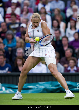 20.06.2011. Francesca Schiavone V Jelena Dokic. Jelena in Aktion. Das Tennisturnier von Wimbledon. Stockfoto