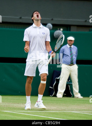 25.06.2011. Novak Djokovic gegen Marcos Baghdatis. Novac feiert. Das Tennisturnier von Wimbledon. Stockfoto