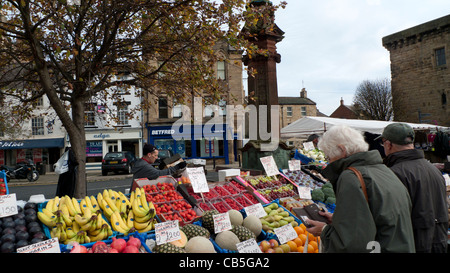 Rentner, die Frucht von einem Freiluftmarkt zu kaufen stall in Hexham Northumberland England UK Stockfoto