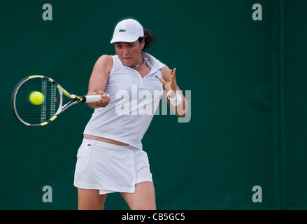 27.06.2011. Ons Jabeur TUN (4) V Risa Ozaki JAP, Mädchen Einzel 1. Runde. Ons in Aktion. Das Tennisturnier von Wimbledon. Stockfoto