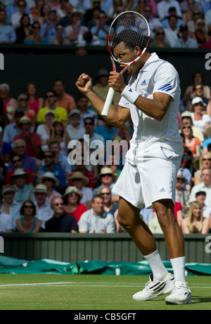 29.06.2011. Jo-Wilfried Tsonga FRA (12) V Roger Federer SUI (3). Tsonga feiert. Das Tennisturnier von Wimbledon. Stockfoto