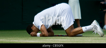 29.06.2011. Jo-Wilfried Tsonga FRA (12) V Roger Federer SUI (3). Tsonga feiert. Das Tennisturnier von Wimbledon. Stockfoto