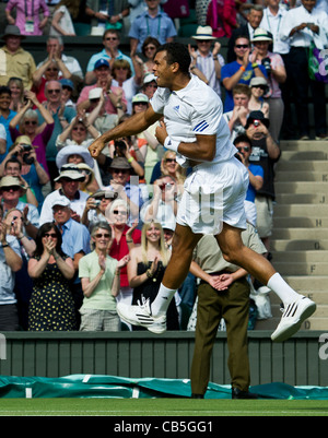 29.06.2011. Jo-Wilfried Tsonga FRA (12) V Roger Federer SUI (3). Tsonga feiert. Das Tennisturnier von Wimbledon. Stockfoto