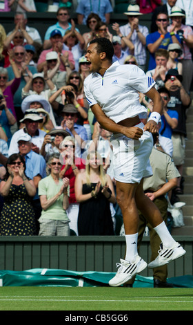 29.06.2011. Jo-Wilfried Tsonga FRA (12) V Roger Federer SUI (3). Tsonga feiert. Das Tennisturnier von Wimbledon. Stockfoto