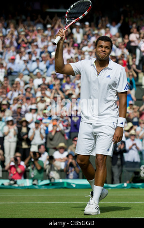 29.06.2011. Jo-Wilfried Tsonga FRA (12) V Roger Federer SUI (3). Tsonga feiert. Das Tennisturnier von Wimbledon. Stockfoto