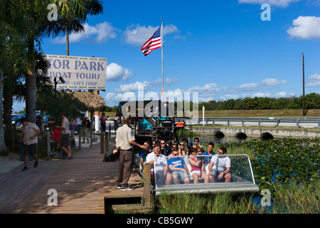 Luftkissenboot neben dem Dock bei Gator Park Airboat Tours am Highway 41 (Tamiami Trail), Florida Everglades, Florida, USA Stockfoto