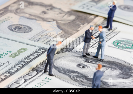 Miniatur-Geschäftsmann machen eine finanzielle Sache (selektive und weichen Fokus) Stockfoto