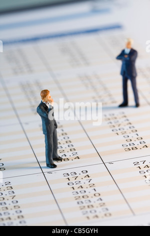 Miniatur-Geschäftsmann, die Analyse von Finanzdaten (selektive und weichen Fokus) Stockfoto
