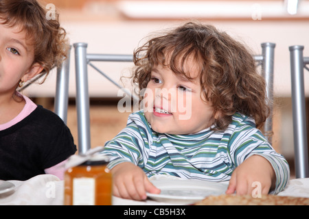 Porträt der Geschwister mit Snack nach der Schule Stockfoto