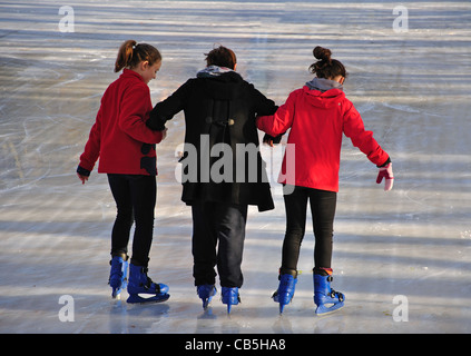 Junge Skater auf der Eisbahn bei "Winter Wonderland" Hyde Park, City of Westminster, Greater London, England, Vereinigtes Königreich Stockfoto