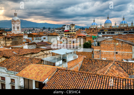 Dächer von Cuenca mit dem blauen Dom im Hintergrund Stockfoto