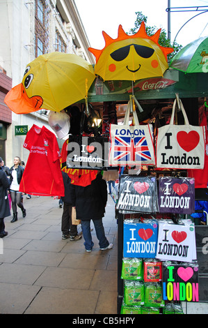 London-Souvenir-Taschen am Stall in der Oxford Street, City of Westminster, London, Greater London, England, Vereinigtes Königreich Stockfoto