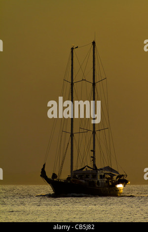 Galapagos Schiff Sunrise orange Silhouette hell Stockfoto