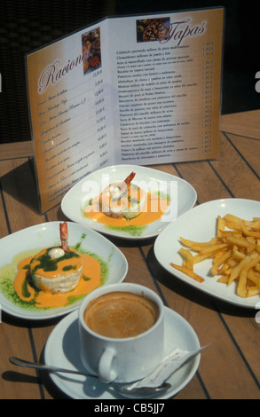 spanische Tapas und Kaffee im Restaurant Gallo Azul, zentrale Jerez, Costa De La Luz, Andalusien, Spanien; Stockfoto