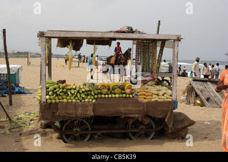 Mais, Strand Snacks verkaufen Geschäfte und Reiter in der Marina, ehemalige Madras Chennai, Chennai, Tamil Nadu, Indien, Asien Stockfoto