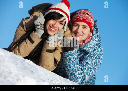 Porträt des glücklichen Paares in warme Kleidung, Blick in die Kamera Stockfoto