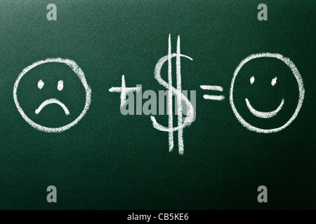 Geld macht dich zum Lächeln auf grüne Tafel Stockfoto